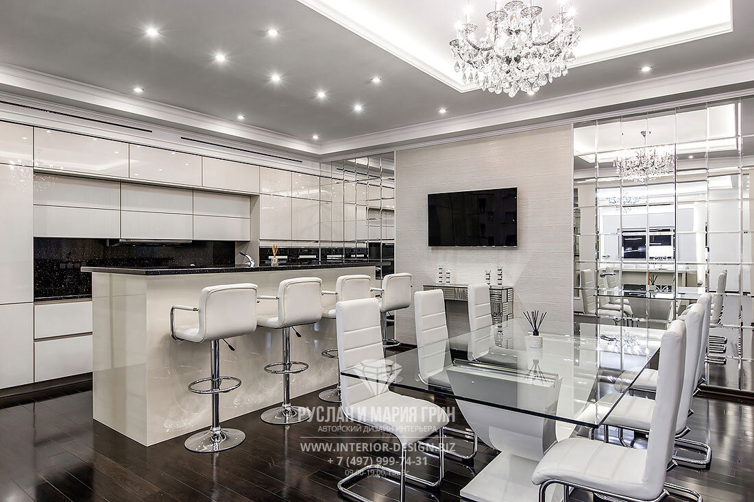 Зеркала и стекла в отделке стены несут с собой дополнительный воздух и свет в помещение