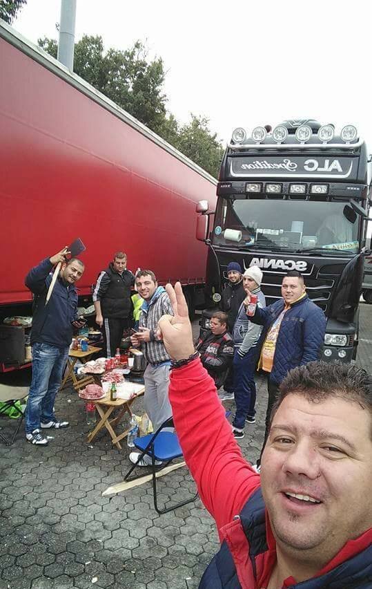 жизнь дальнобойщика. дальнобойщики развлекаются. жизнь дальнобойщика в дороге. еда в дорогу. из кабины дальнобойщика.