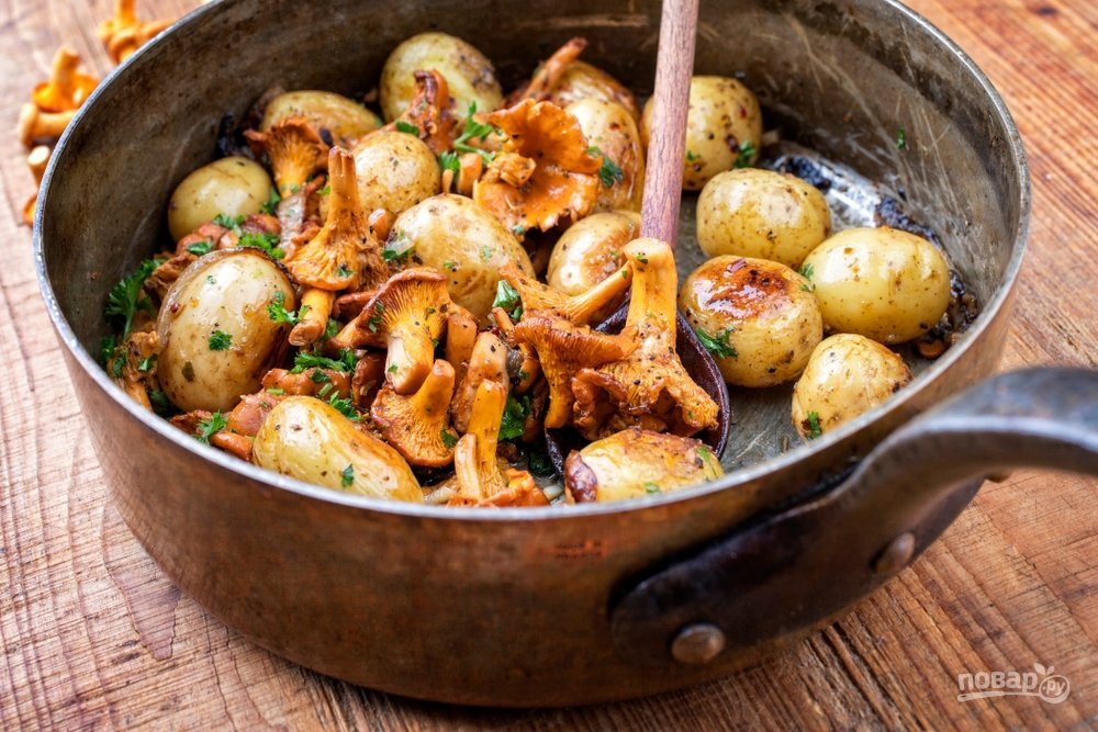Рецепт жареных лисичек с картошкой и луком: как приготовить вкусно на сковороде
