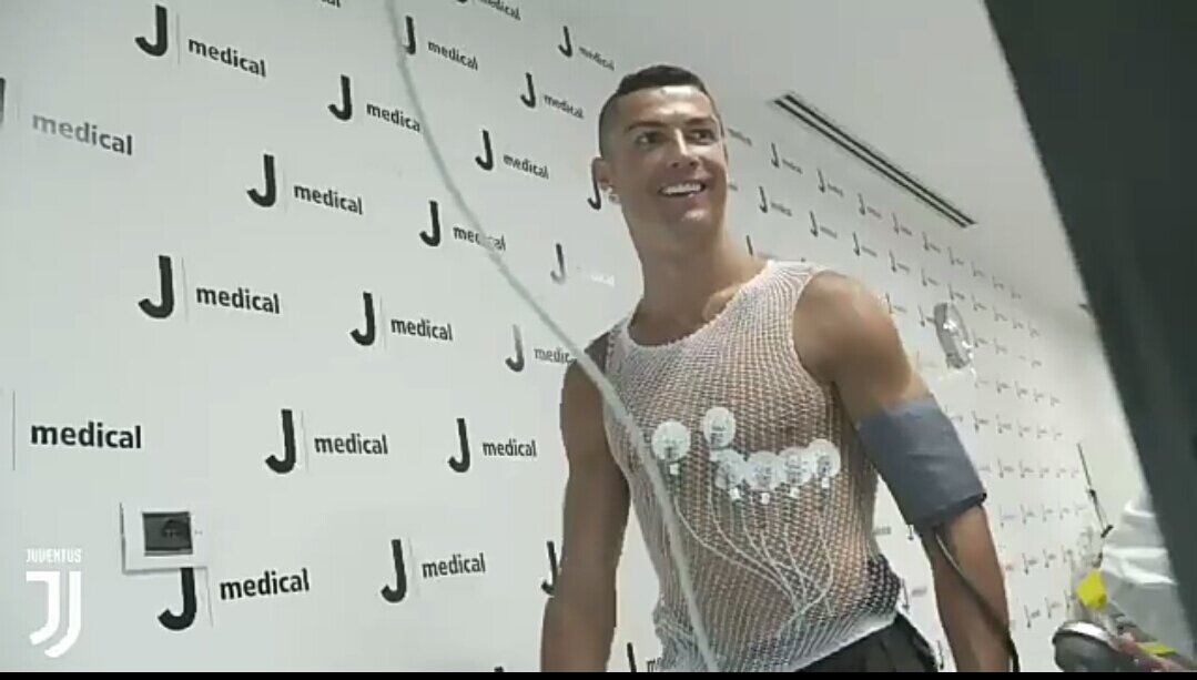 Деньги от продажи атрибутики – самый прозрачный источник дохода. Но есть косвенные источники, которые не менее важны. За сутки на клубный «твиттер» «Ювентуса» подписалось более миллиона человек. Похожий наплыв новых пользователей произошёл в «Инстаграме» и «Фейсбуке». Каждое действие новой звезды становилось хитом Интернета и получало вирусный эффект. Шоу сделали даже из прохождения медосмотра.