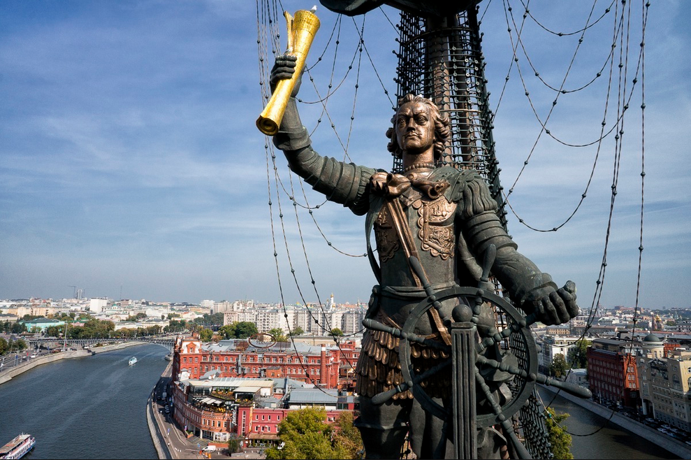 Памятник петру. Памятник Петру 1 в Москве Церетели. Скульптура Петра 1 Церетели в Москве. Зураб Церетели памятник Петру 1. Зураб Церетели Петр 1.