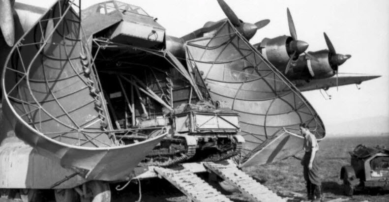 A Me 323 выгружает Renault UE в Тунисе в январе 1943 года. Фото: Bundesarchiv