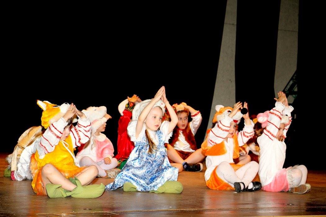 Спектакль в школе. Школьный спектакль. Школьные театральные постановки. Школьные театральные постановки. Театральный кружок для детей.