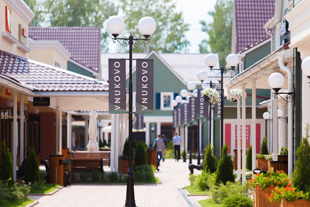 Дер лапшинка вл 8. Внуково аутлет Вилладж. Outlet Village Внуково. Vnukovo Outlet Village, деревня Лапшинка. ТЦ Внуково аутлет Виладж.