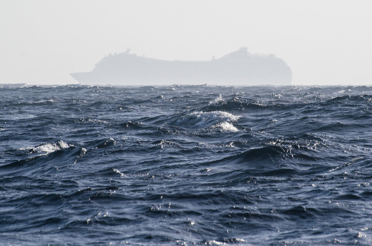 Он буквально пролетел мимо со скоростью 20 узлов!
