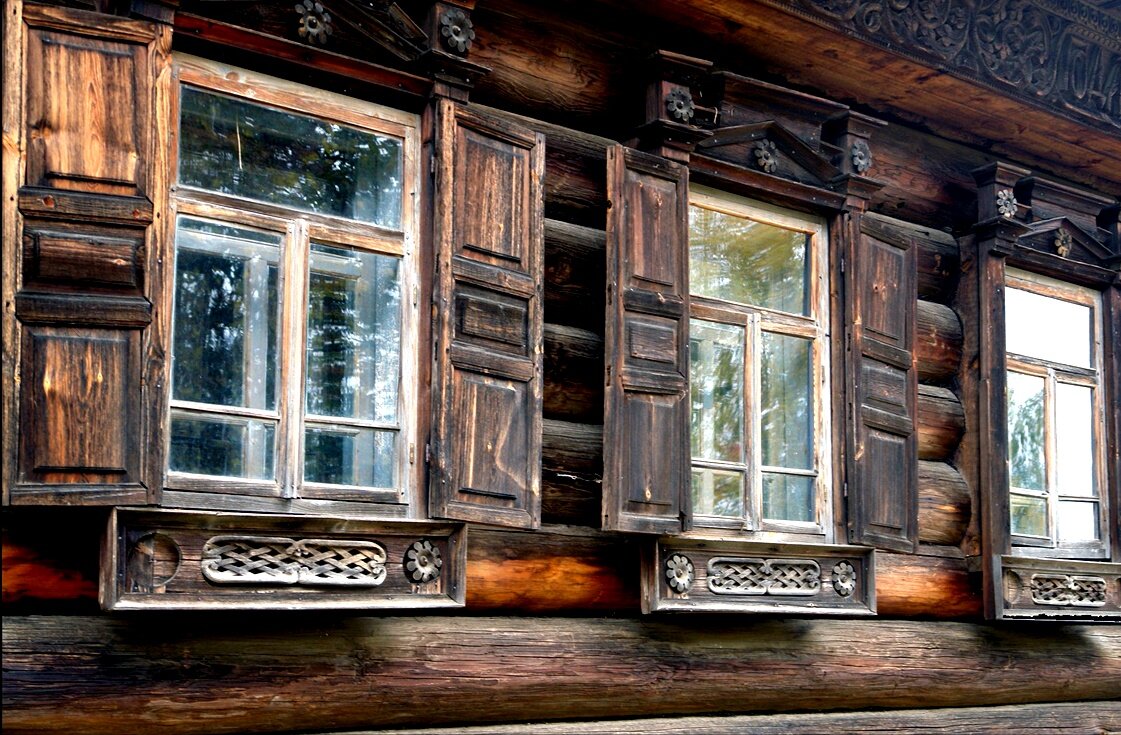 Старый деревянный дом. Окно деревянное старинное. Старое окно. Старинный деревянный дом.