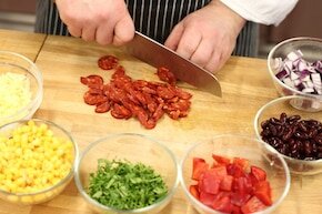 Шаг 1 Лук и перец нарезать кубиками размером ок. 1 см, сыр натрите на терке, нарежьте кориандр, фасоль и кукурузу промойте под проточной водой.Чоризо нарезать półplastry.