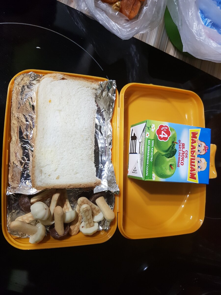 Бутерброд с колбасой и сыром. Сладкий перекус.