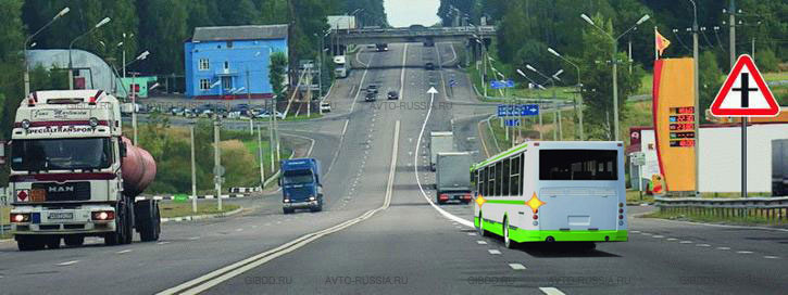 Можно ли водителю автобуса выполнить опережение грузовых автомобилей вне населенного пункта по такой траектории?