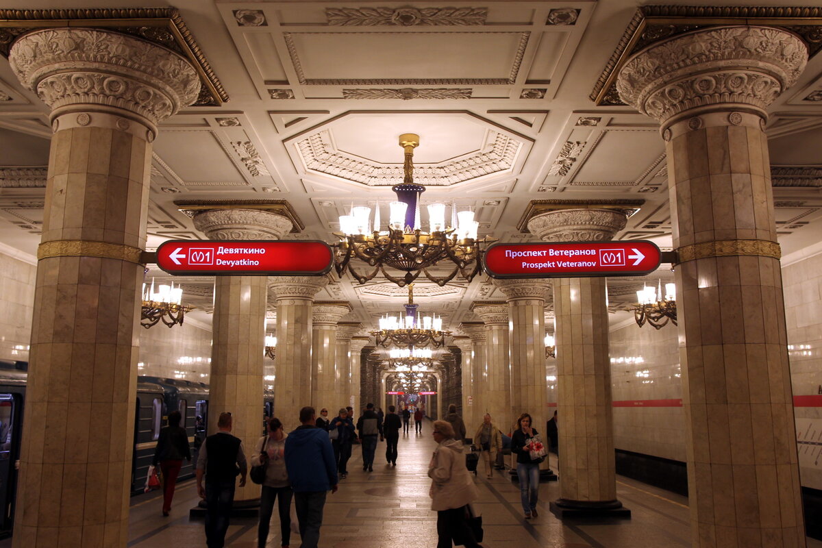 В вагоне ей улыбался блондин». Как метро Петербурга знакомит пассажиров |  1520. Все о ж/д | Дзен