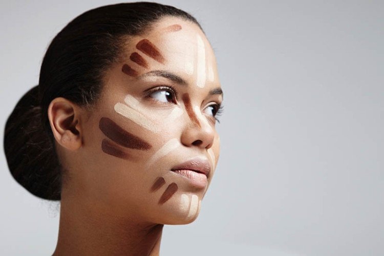 Коррекция формы лица заключается в правильной основе под вечерний макияж. Игра света и теней помогают сделать лицо визуально худее, а линии скул и подбородка мягче