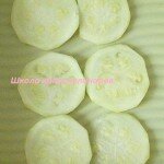 3. В форму для запекания выложите кружки кабачков. Лучше всего применять силиконовую форму, тогда ее даже не надо подмазывать. Но можно делать на любом противене, только не забыть его смазать жиром, иначе пригорит.