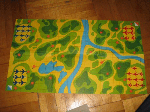 Мне возразили, что настольные военные игры существовали и в СССР. Для примера привели "Воздушный бой" . Хорошо, давайте посмотрим. В игре два вида самолетов -- абстрактный истребитель и абстрактный бомбардировщик. У обеих сторон -- одинаковые.