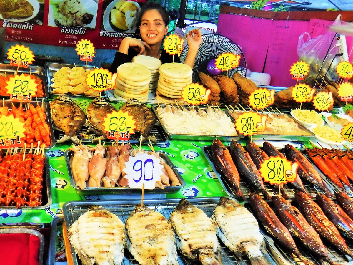 брюнетка на острове. пхукет таиланд курорты. пхукет 2023. тайланд все включено еитатние. остров тачай в тайланде.