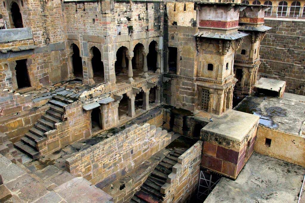 Храм колодец в Индии. Колодец Chand Baori (Индия). Ступенчатый колодец чанд Баори. Ступенчатый колодец чанд Баори Индия.