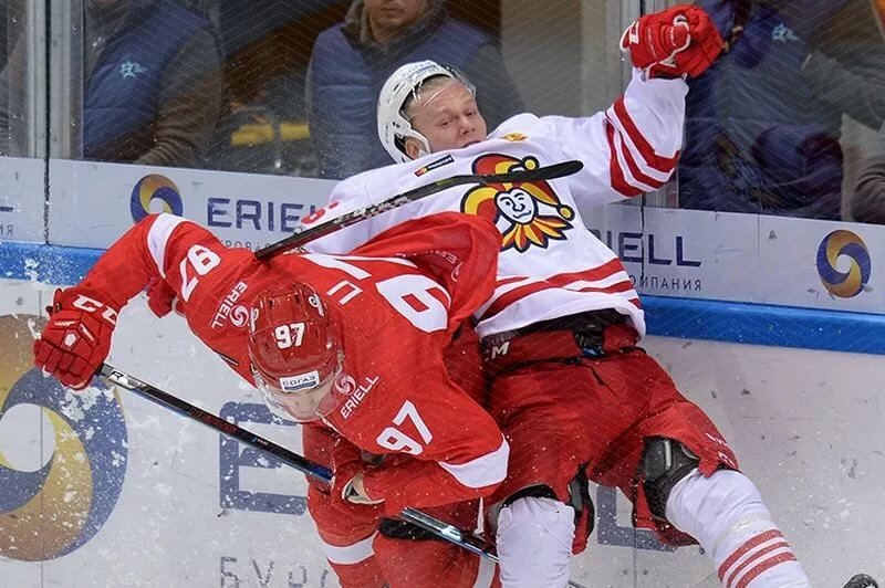 Сейчас Спартак занимает 5 строчку в своей конференции. Крайние свои выездные поединки красно-белые проиграли, причем с разгромом, Металлургу 3-7 и Автомобилисту 1-4.  
