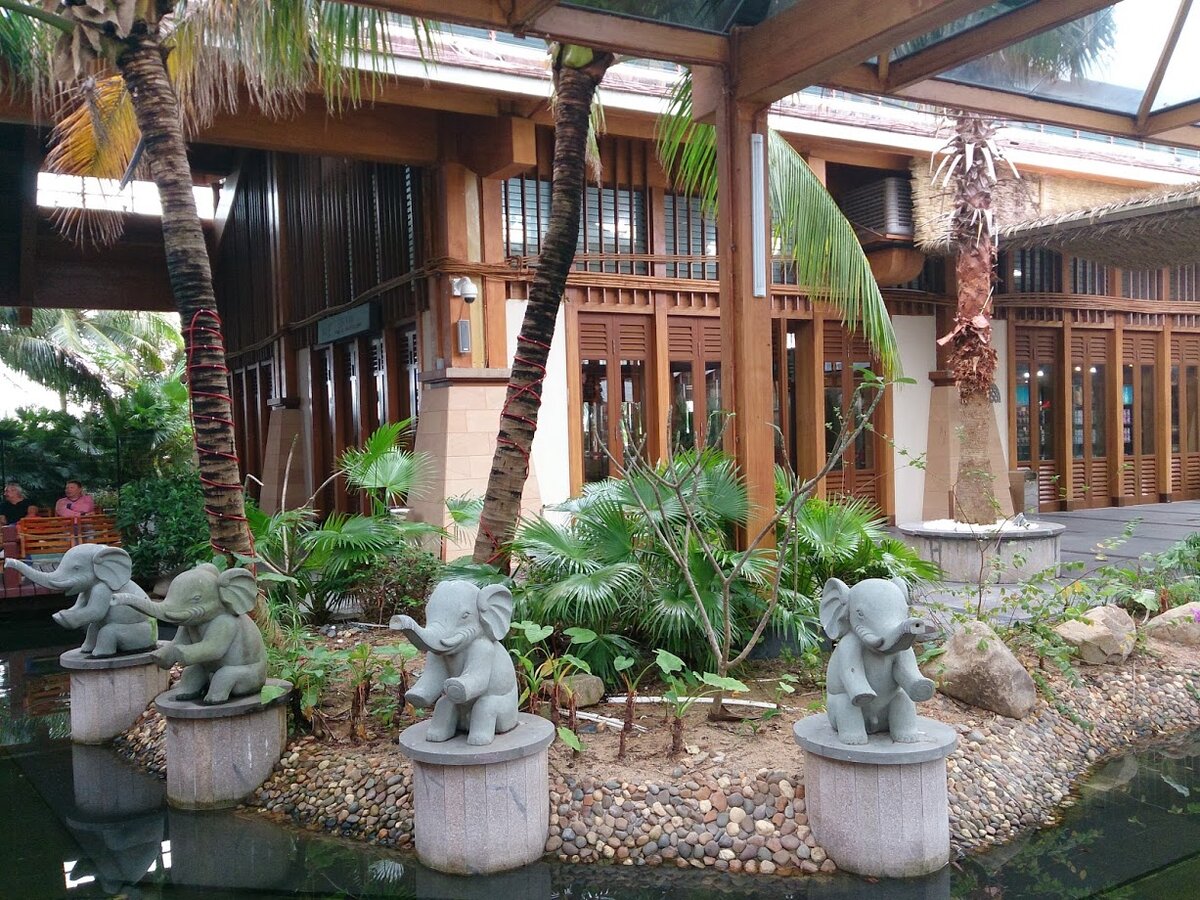 Аэропорт г. Санья, о. Хайнань, Китай. Я думала, все аэропорты такие :) 