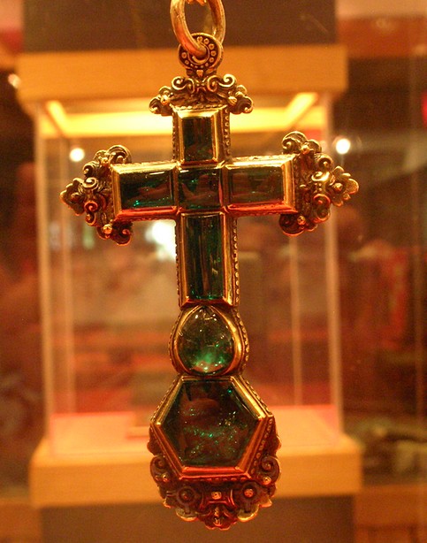 Крест с изумрудами, который был найден на "Аточе". Фото с яндекс картинки