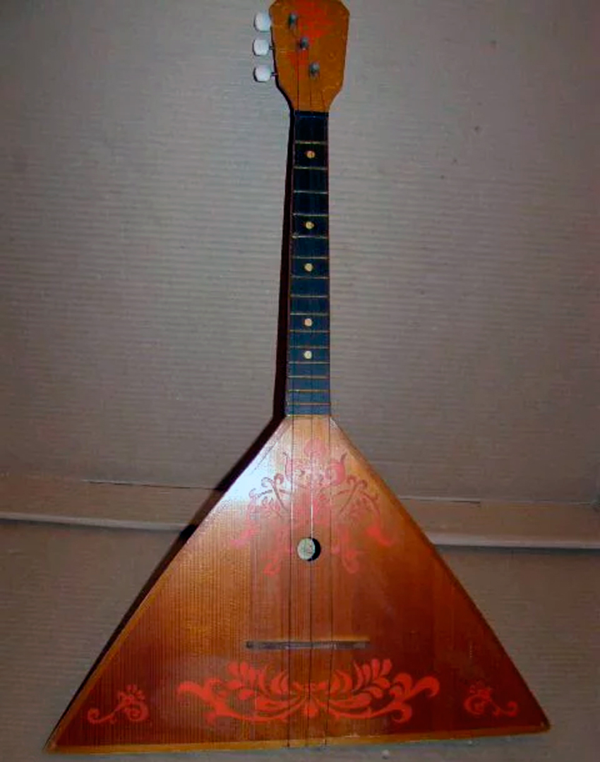 Балалайка, конечно, забавный музыкальный инструмент, но повсеместного распространения в СССР она никогда не имела.