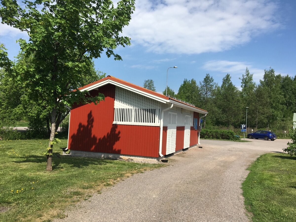 Такие мусорные домики расположены вблизи многоэтажных домов в Финляндии