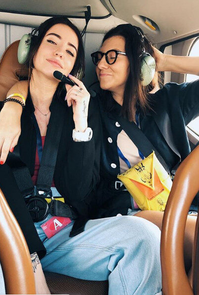 «Не знаю как у вас, но у меня появляется традиция — болеть в отпуске, — рассказала она. — Во время работы у меня нет такого преимущества. А тут как раз — на тебе две недели сплошного удовольствия. Болей — не хочу. Заболеть в первый день своего первого путешествия в Дубай — сделано. Мои новые друзья — температура и кашель — всячески пытаются помешать наслаждаться долгожданным отдыхом , а тут так красиво и столько всего запланировано», — писала она в социальной сети.В Дубае Дорофеева поборола страх перед вертолетом // Фото: Instagram