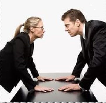 Я уже несколько лет работаю в школе. Детей люблю, стараюсь быть с ними, что называется на одной волне, да с ними в основной своей массе можно найти общий язык, даже с самыми отпетыми хулиганами, но всегда есть исключения. Причем зачастую эти исключения из семей вполне себе благополучных. Хочется поделиться парой примеров из жизни.
Семья полная, мама и папа работают, крепкий такой средний класс. Сын обучающийся 9 класса.  Уроки постоянно срывает, грубит учителям, буквально посылая их матом. На любое замечание реагирует агрессивно, дошло до того, что его ставят на учет в КДН (комнату по делам несовершеннолетних) так как был пойман при попытке воровства в супермаркете. Маму вызвали на педагогический совет, объясняют ей ситуации, выпускной класс, ребенок не хочет учиться сам, мешает одноклассникам, срывает уроки. На все замечания у него один непробиваемый аргумент «А что вы мне сделаете?» Пример второй. Опять же юноша 9 класс, но учится по адаптированной программе. На уроки не ходит вообще, его буквально за руку надо заводить, от учителей бегает и прячется. Мама также вызвана на педсовет. После всех замечу аргументированных претензий к молодому человеку, высказанных в доброжелательном ключе, ответ мамы лично меня просто убил. Родительница, глядя на учителей заявила, что они сломали ее ребенку жизнь, что они его не учат. Честно говоря меня данное заявление просто убило. Возникло большое желание узнать, как мы сломали жизнь ее ребенку? Тем, что пытались вбить в его голову хоть какие-то знания, при его активном сопротивлении? Или тем, что мамочка грешна любовью к горячительным напиткам? Видимо учителя поочереди к ней ходят и спаивают.