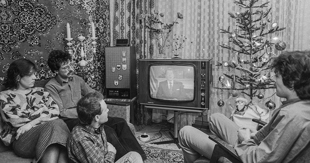  Я долгое время был уверен: первая телевизионная реклама в СССР появилась в новогоднюю ночь, то ли в 1986, то ли 1987 году.