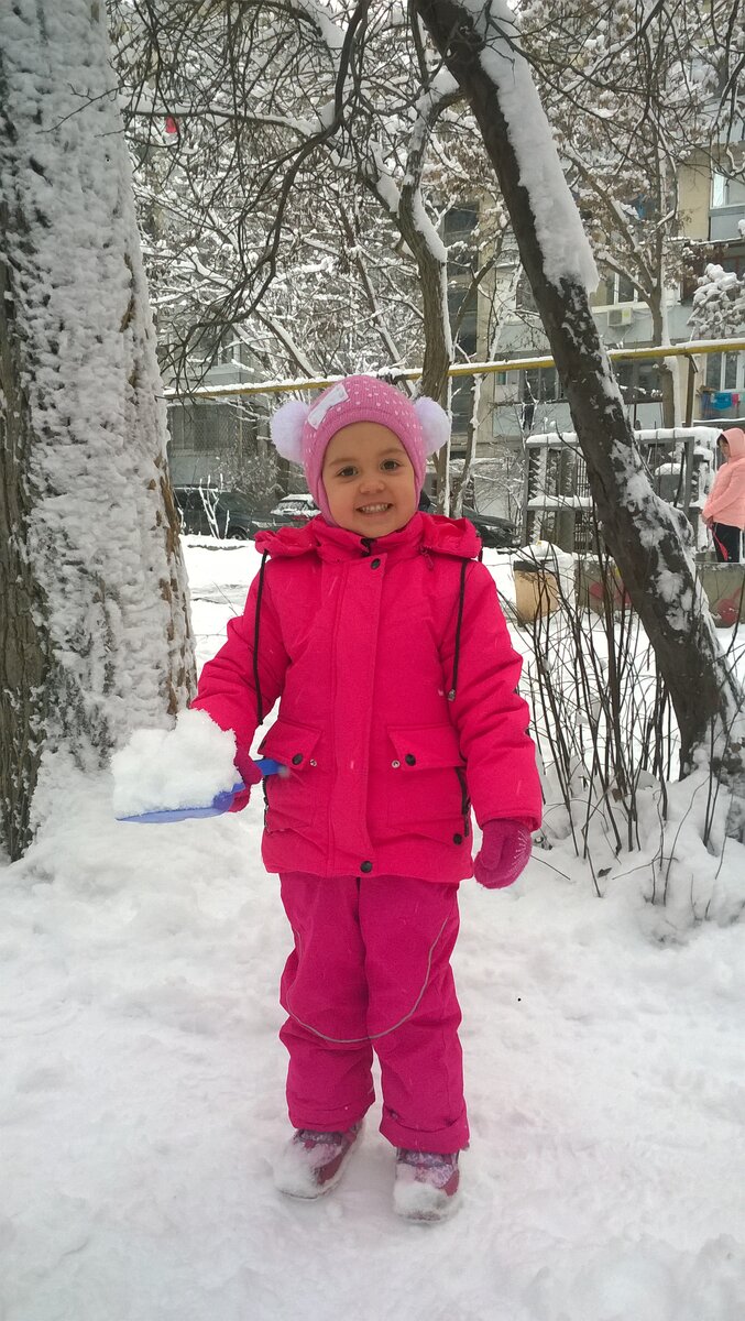 Дочка играет, первый снег в этом году