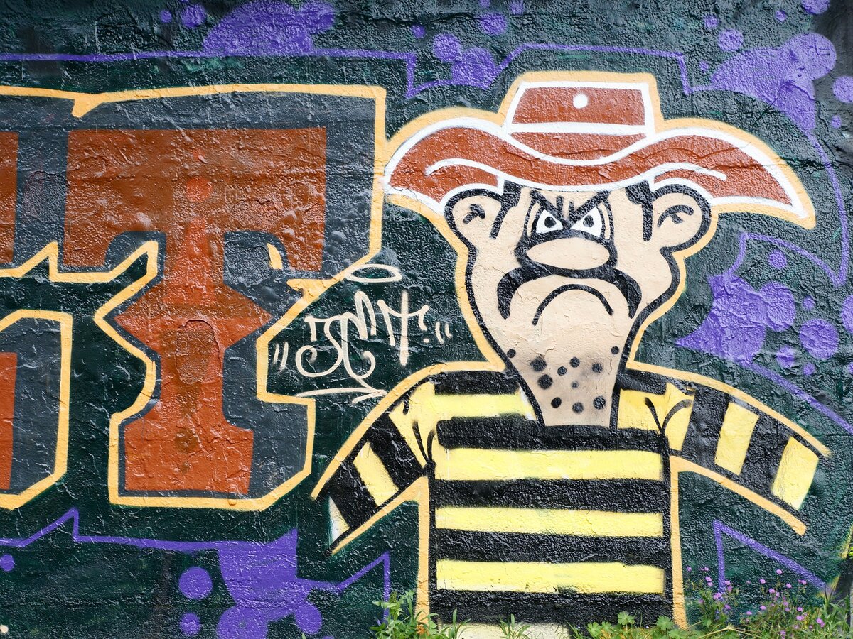 Наличие одного из нижеперечисленных признаков не говорит однозначно о том, что перед вами мошенник. Мы только предостерегаем вас от поспешных решений. Будьте бдительны и работайте с юристами, специализирующимися на недвижимости!