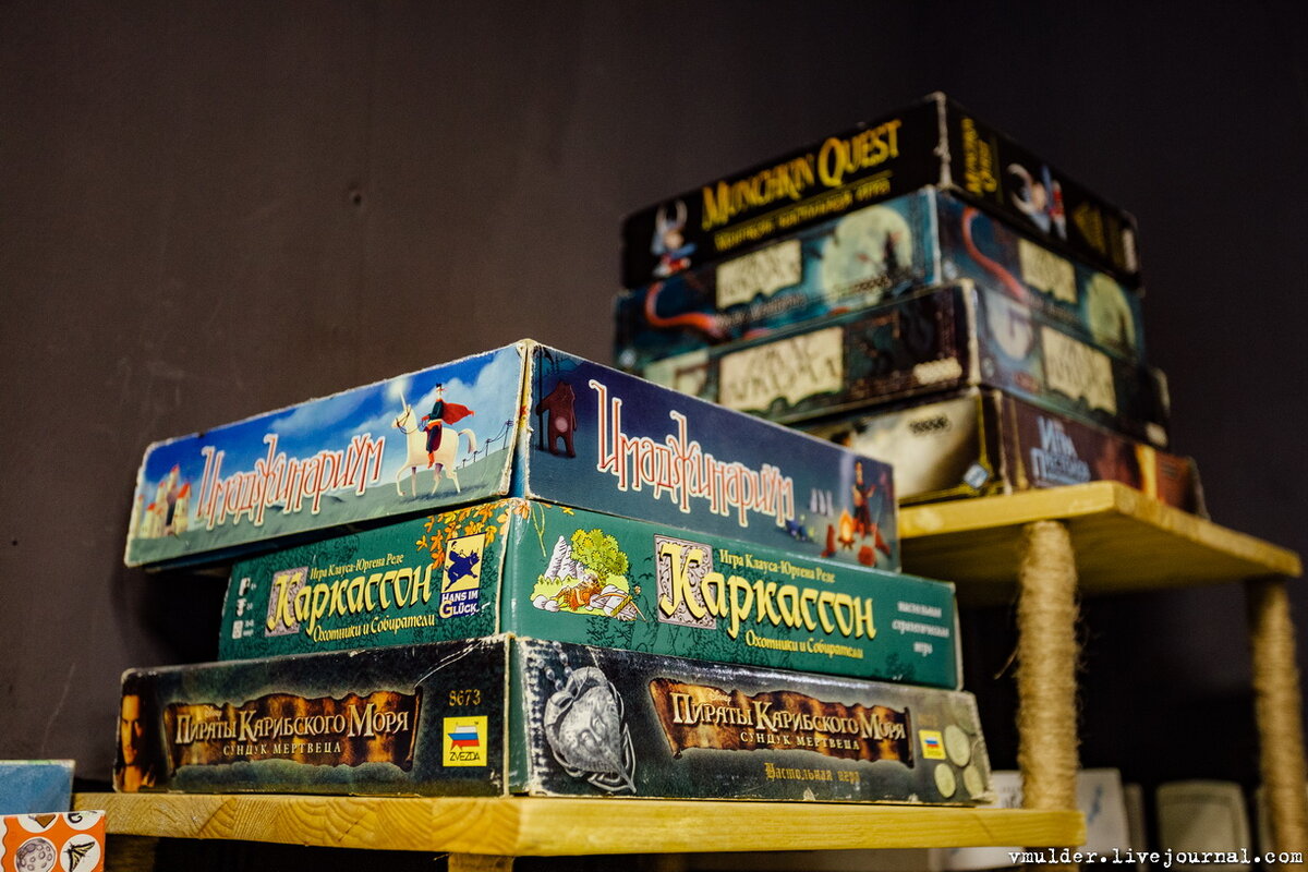 Любите играть в картишки и настолки? Здесь большой выбор, включая Мафию, Монополию и Манчкин. Я же больше люблю игру про дикий запад и ковбоев, Бэнг, это как Мафия, только там очень много понамешено.

Фото 2. 
