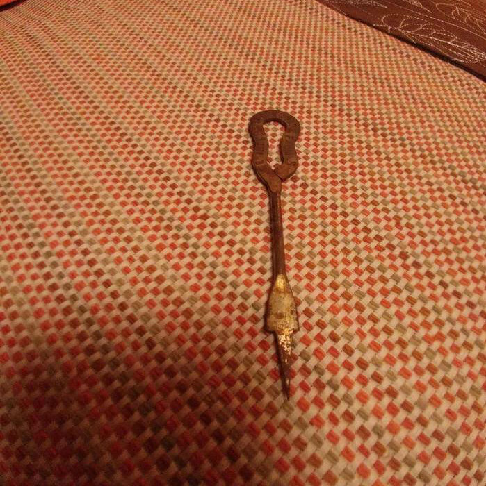 Это открывашка для молока с наконечником для колки льда. Была в ходу с 1900-х до 1940-х годов, была практически у каждой семьи, поэтому на ней старались размещать информацию.