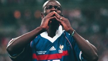 Многих футболистов обвиняют в том, что успех и сопутствующие ему элементы заставляют их забыть их бедные корни, но Лилиан Тюрам помнил всегда. Уроженец прекрасного региона Гваделупы, он всё же считает себя парижанином, ведь в столице он жил с девяти лет. Со временем Тюрам превратился в важнейшую фигуру не только парижского футбола, но и национального, а может и мирового. Это история паренька с улиц, который мечтал широко – и превратил грёзы в реальность.
