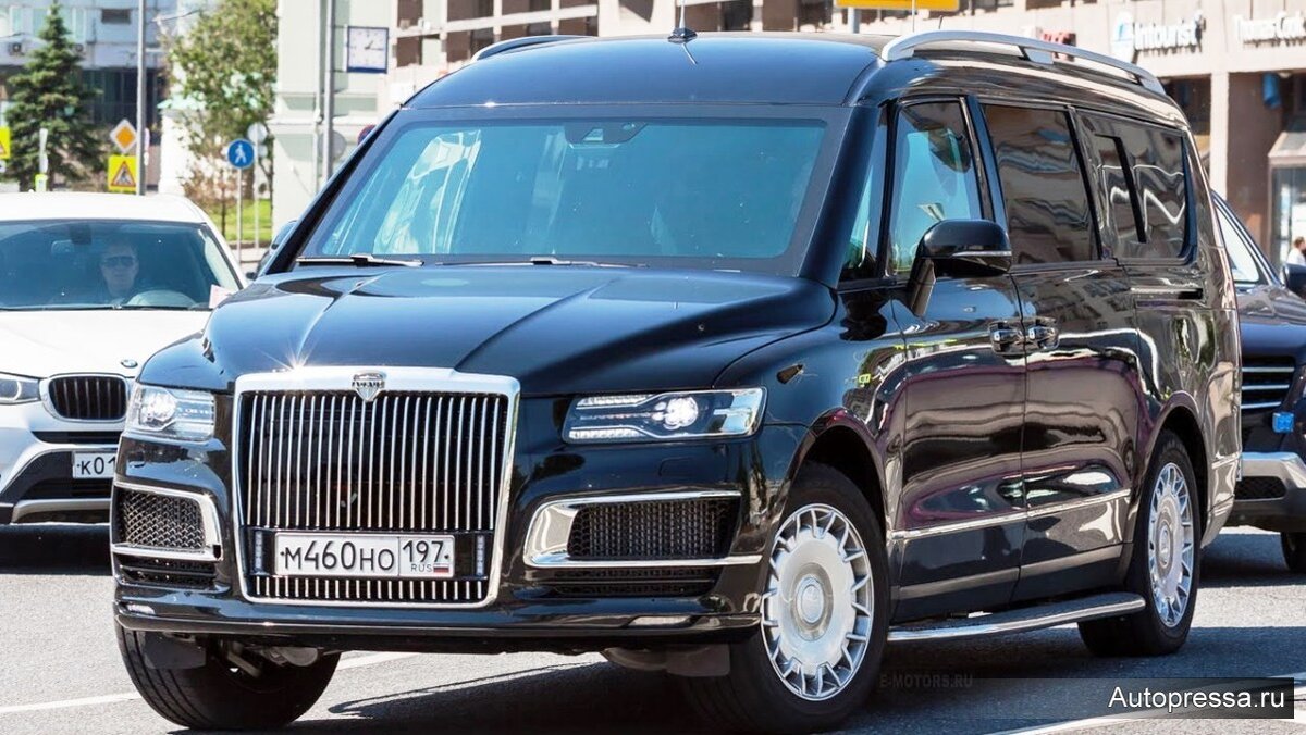 О проекте кортеж говорят много и активно. Вместе с тем сегодня  перед публикой престал только седан. По сути, это тот самый  президентский лимузин, появление которого так долго ждали. Как это часто  бывает, мечты сильно отличаются от реальной ситуации.  Итак, несколько лет назад, было принято решение о разработке  президентского лимузина. В правительстве страны считают, что руководство  страны должно использовать автомобили отечественного производства.  Проблема в том, что таких автомобилей в России не было, старые наработки  сильно устарели или не были вовсе уничтожены. Было решено создавать  автомобиль с нуля, интересно, что на начальном этапе хотели полностью  обойтись без помощи иностранных специалистов. Однако, своими силами  справиться не удалось. К работе было привлечено несколько иностранных  компаний, самая известная из которых Porsche Engineering Group. Как  говорят, немцы принимали участие в разработке силовой установки. Есть  мнение, что разработкой интерьера занимались итальянцы, хотя эта  информация не подтверждена на официальном уровне. Так или иначе, удалось  создать автомобиль, который теперь будет использоваться лично  президентом и членами правительства. Несколько позднее выразили желание,  создать гражданскую версию президентского авто. Важно, что этот  автомобиль также был создан, он существует в двух вариантах: Senat S600  (стандартный седан) и L700 (удлинённая бронированная версия). Машины  будут представлены на рынке под брендом Aurus. Интересно, что несколько  автомобильных компаний уже предъявили претензии к новому российскому  автопроизводителю. Так, в Toyota считают, что имя премиального бренда  созвучно с Auris. Эта модель до недавнего времени официально продавалась  в нашей стране. 