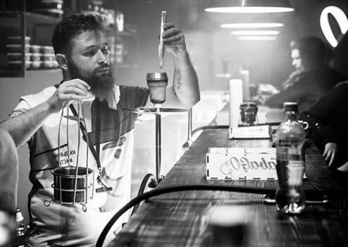 Токсичные вещества в табаке напрямую действуют на нейроны головного мозга и способствуют привыканию. Кроме того и ароматизаторы в жидкости вызывают привыкание.  