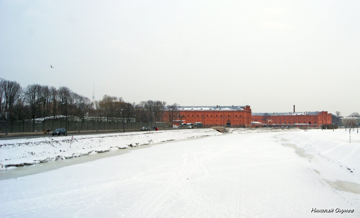 2. Кронверкский пролив отделяет крепость от суши.