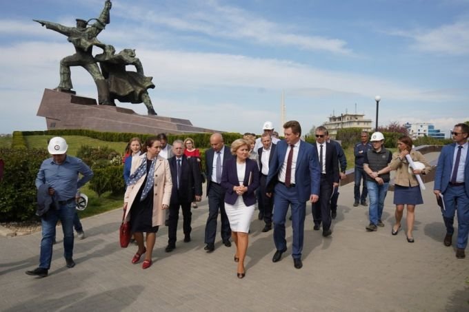  Вице-премьер Ольга Голодец на мысе Хрустальный. Фото: sev.gov.ru.