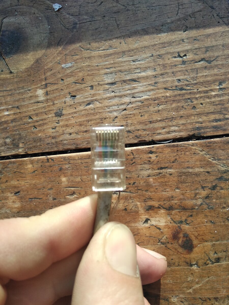 Здесь уже заклеено скотчем. Вреда ноль - кабель также легко вставляется в гнездо.