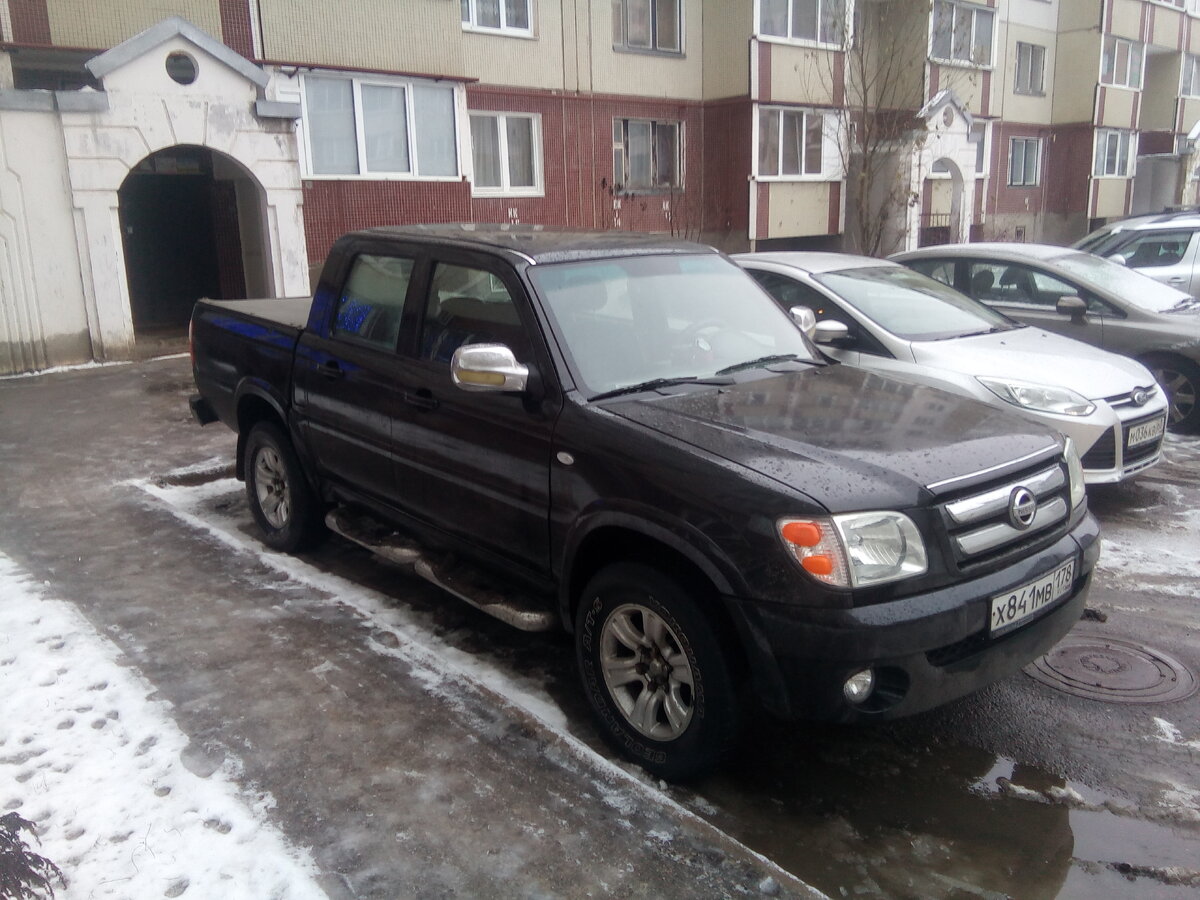 Решившись на переезд в деревню, поменял седан на пикап. Багажник выручает во многих ситуациях.