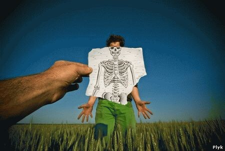 Оптические иллюзии художника Бена Гейне (Ben Heine)Карандаш против реальности: где между ними грань? Фотограф Бен Хайне (Ben Heine) и его новое искусство – фото + рисунок. Фотографии с карандашными илюстрациями получились настолько удачными, что через несколько месяцев эти фотографии облетели весь мир.  