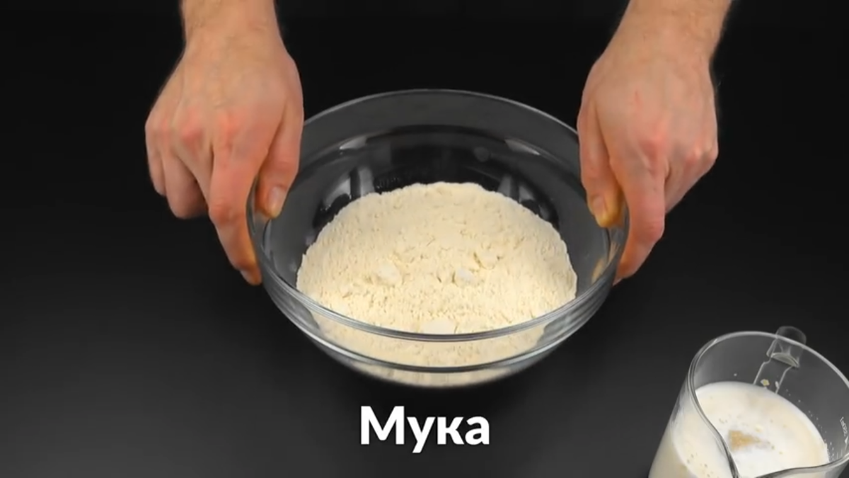 Добавьте яйца в муку, не перемешивая 