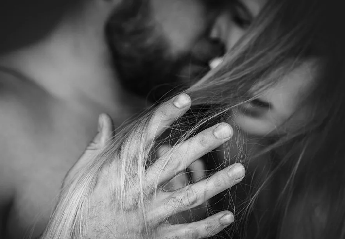 Прикосновения к волосам