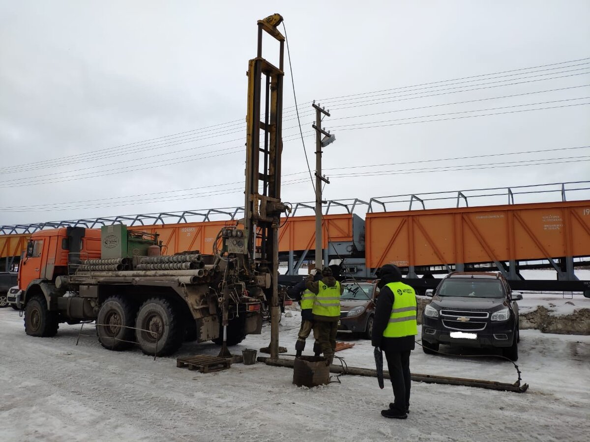При инженерно-геологических и инженерно-геотехнических изысканиях для строительства используются в основном буровые установки с подвижными вращателями, смонтированные на самоходных колесных и гусеничных транспортных средствах и,  несмотря на то, что за последние десять лет в России появилось немало новых производителей, продвигающих свои модели буровых установок для сегмента инженерной геологии, наиболее распространенными и популярными остаются гидрофицированные установки УРБ-2А2 и их модификации, имеющие гидравлический привод вращателя и механизма подачи, и установки ПБУ-2 с комбинированным приводом - механическим приводом вращателя и лебедки, и гидравлическим приводом механизма подачи. 
