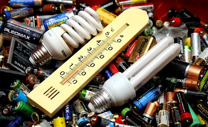 Примеры товаров, запрещённых к утилизации в общие мусорные баки.