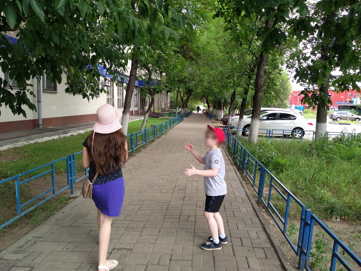 пока искала свою приличную фотку, насмотрелась на фотки детей. они раньше были такие милые. оба. когда-нибудь и на эти фотки я скажу: "милые". я всё-таки их люблю. 