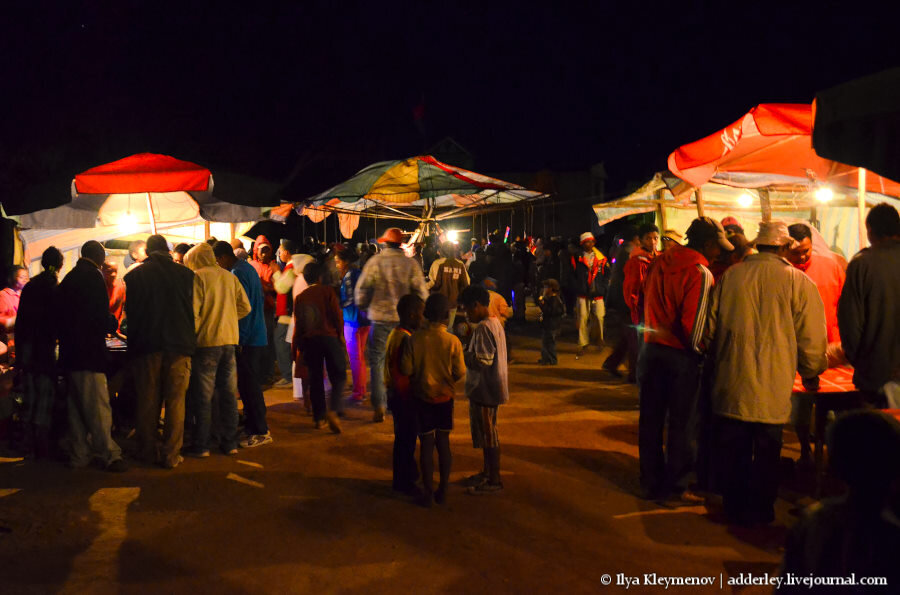 2.  Открытие в пятницу после работы. В 18:00 у нас уже всегда темно.

