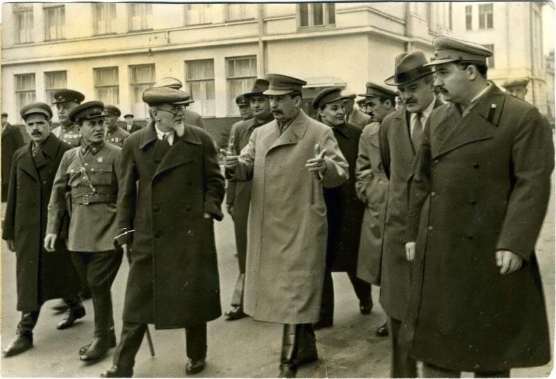 Михаил Калинин, Иосиф Сталин, Вячеслав Молотов по пути на Красную площадь  Изображение предоставлено проектом «История России в фотографиях». Фото: МАММ / МДФ https://russiainphoto.ru