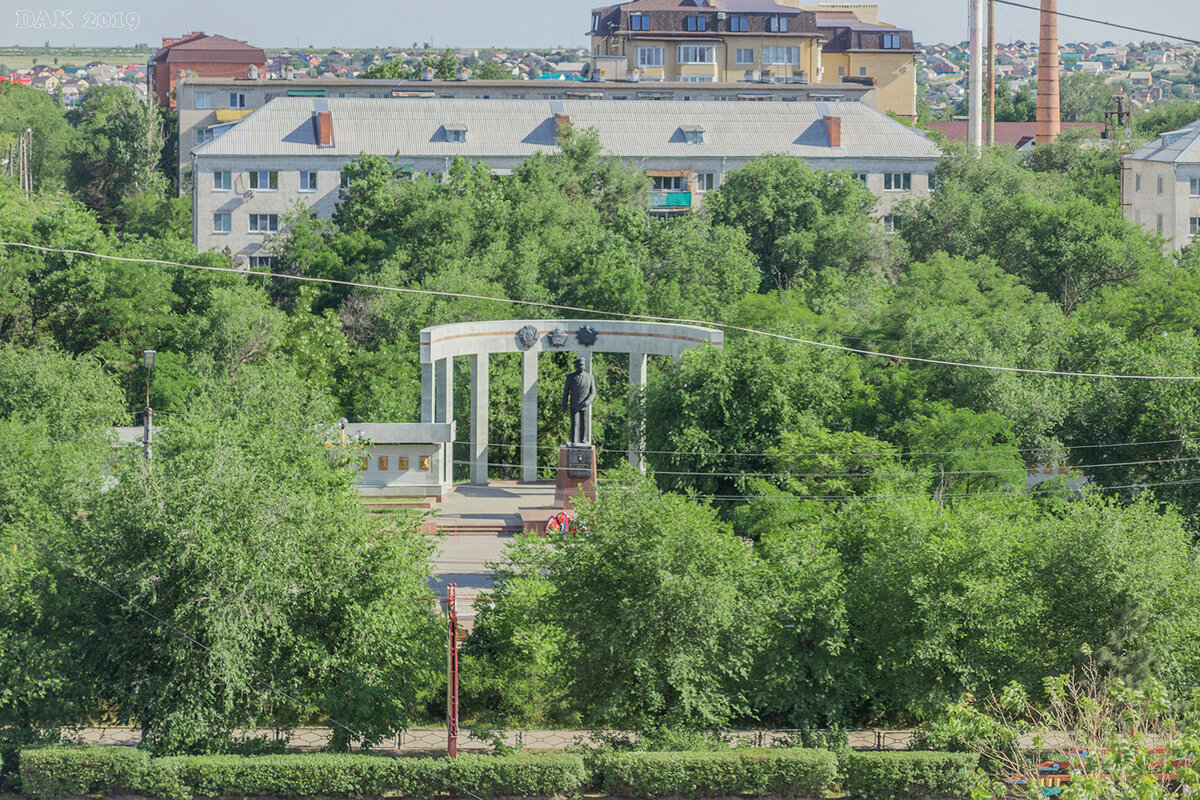 Аллея Героев и памятник Герою Советского союза Б. Б. Городовикову