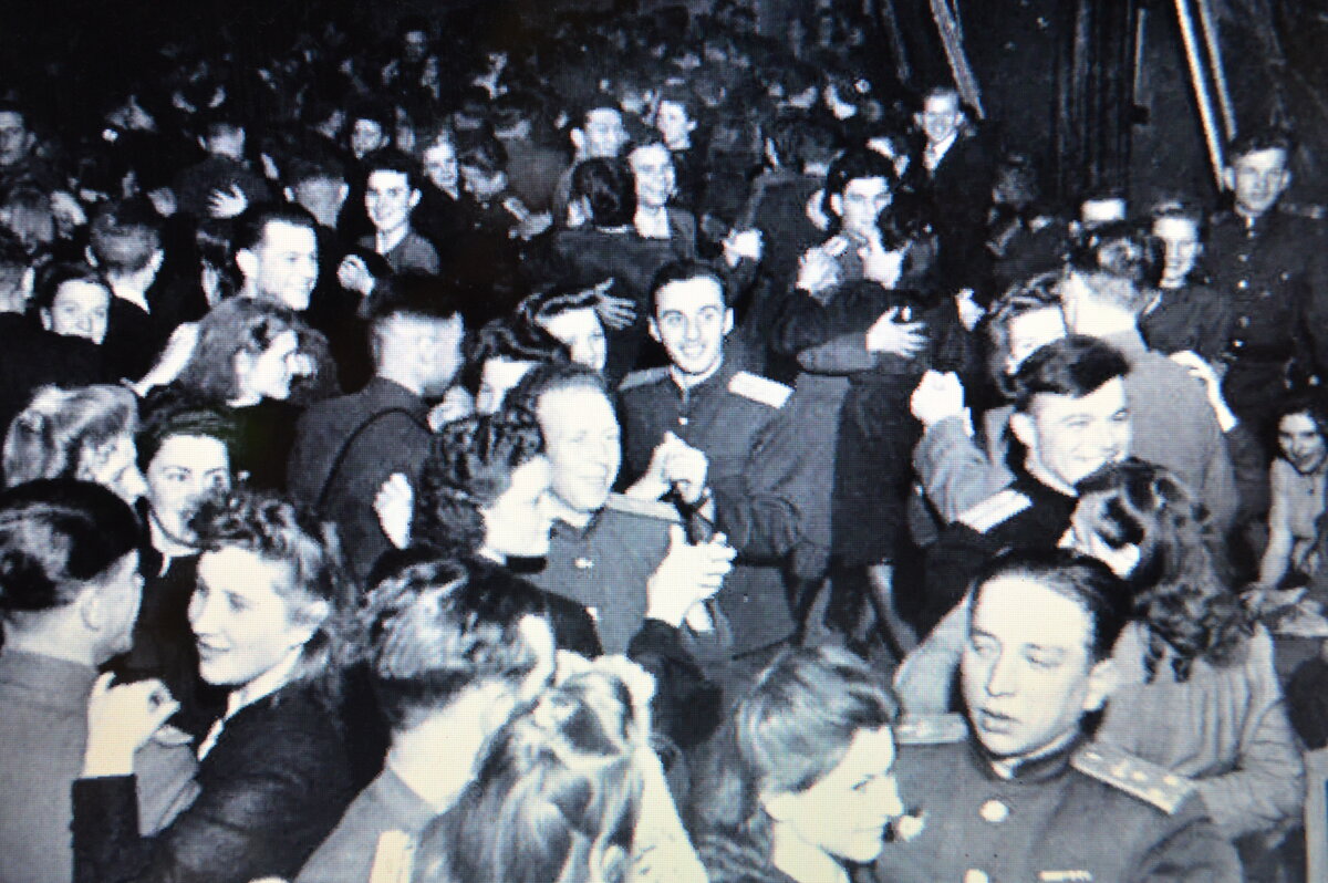 Послевоенные танцы осчастливили многих  своей более-менее раскрепощенностью. 