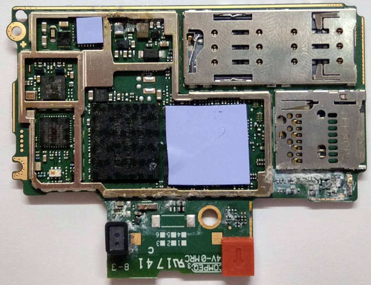 Пример залитой материнской платы водонепроницаемого телефона Японского производителя. Телефон мы кстати починили, но на это ушло несколько недель. 