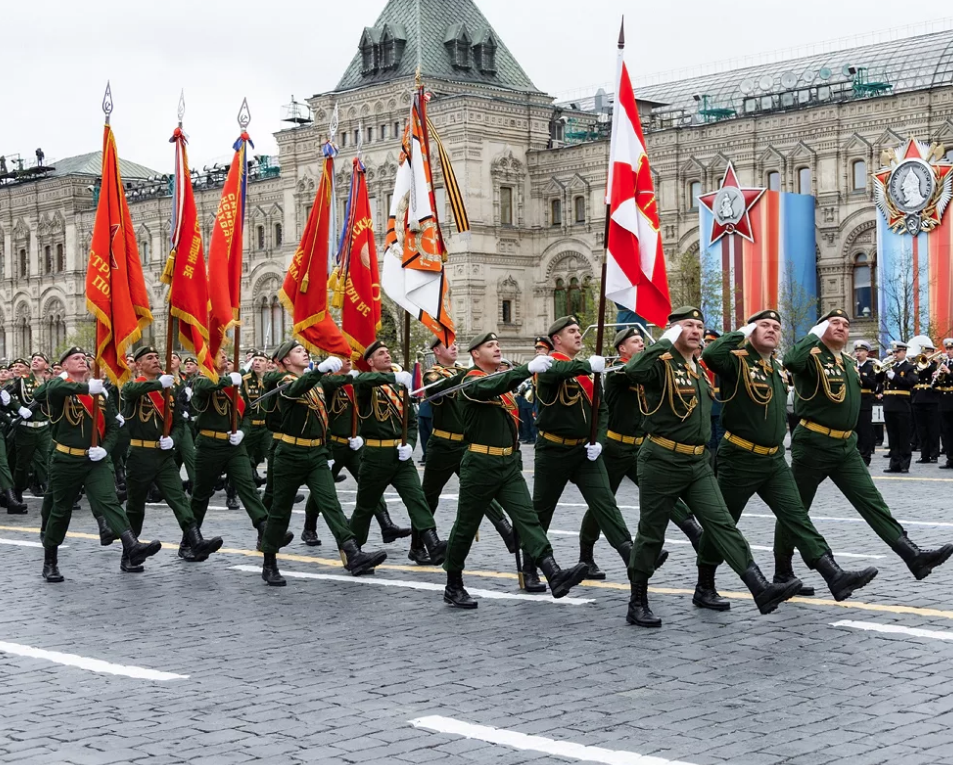 Солдаты на параде. Военный парад. Российская армия парад. Военный парад на красной площади.